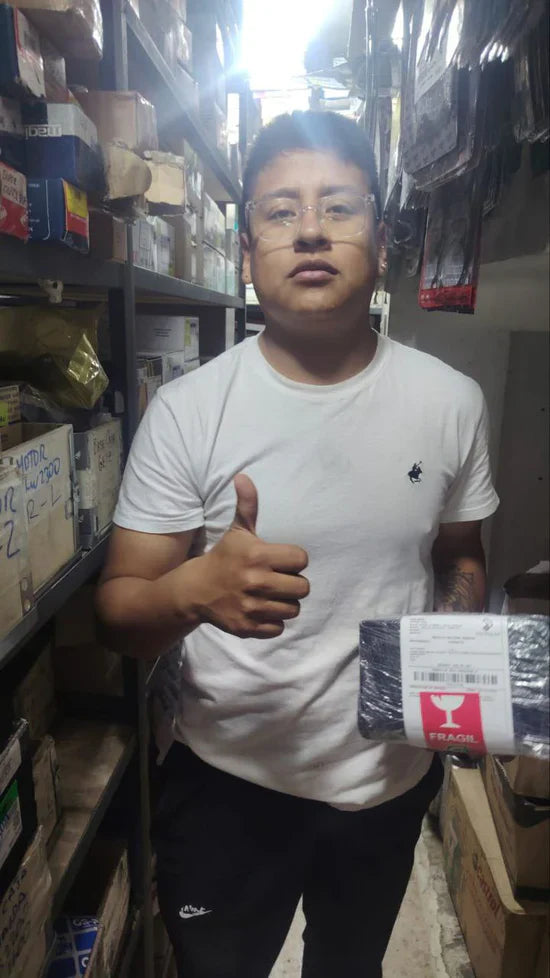 Cliente retirando su pedido — pulgar arriba, paquete FRAGIL Servientrega