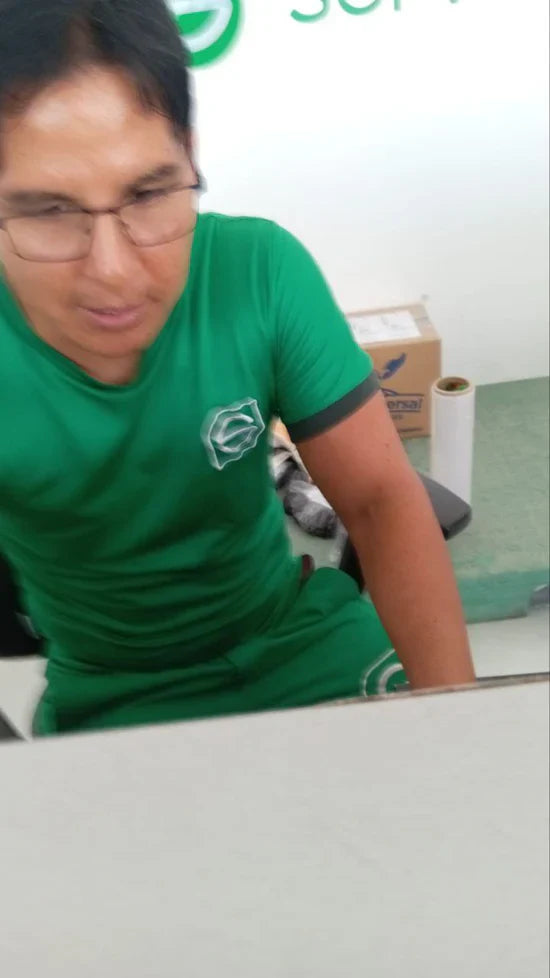 Empleado Servientrega atendiendo en sucursal