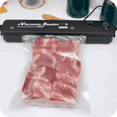 Selladora al vacío sellando carne — regalo incluido con la parrilla
